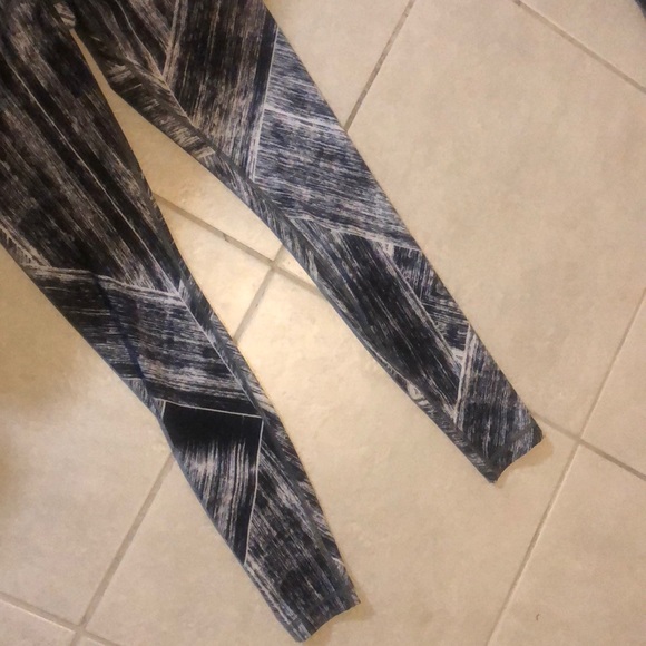Lululemon high rise leggings Sz 6 - Picture 5 of 6